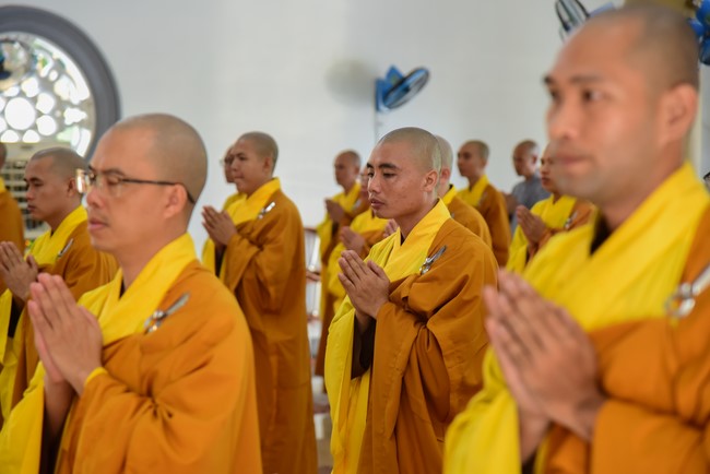 Pratimoksa commandment rite and precept listen at Hoang Phap pagoda